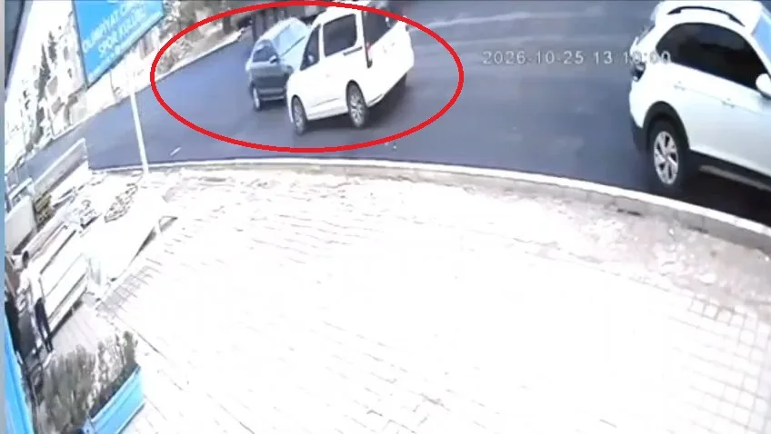 Otomobilin araçtan inen çocuğa çarptığı kaza kamerada