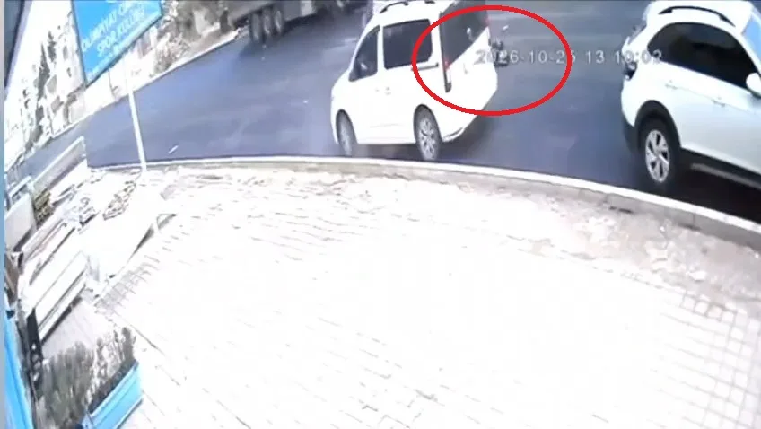 Otomobilin araçtan inen çocuğa çarptığı kaza kamerada