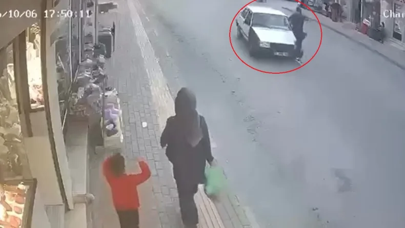 Otomobilin çarpacağını anlayınca sıçrayıp, yan aynaya tutundu; kaza kamerada