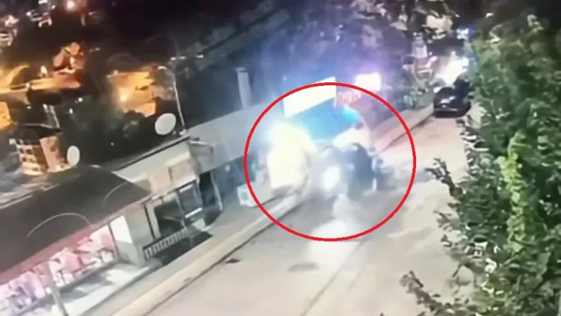 Otomobilin çarpmasıyla 6 kişinin yaralandığı kaza kamerada