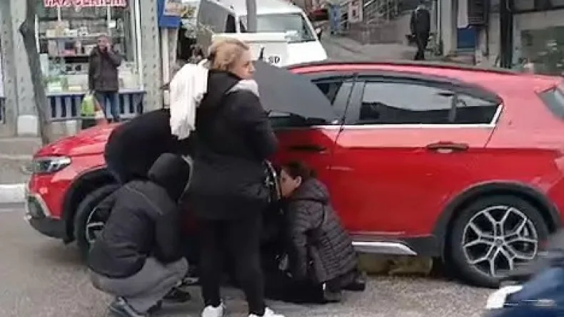 Otomobilin çarptığı anne ile kızına çevredekiler şemsiye tuttu