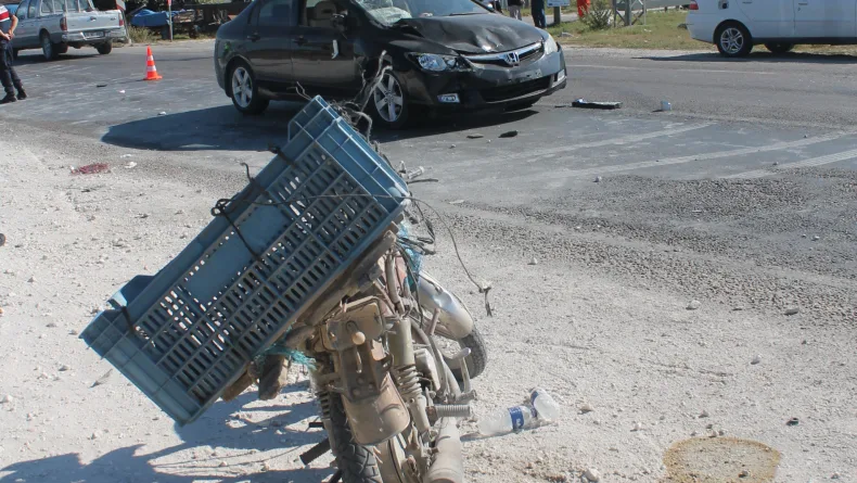 Otomobilin çarptığı motosikletin sürücüsü öldü