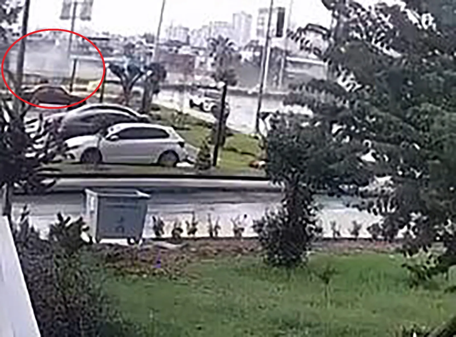 Otomobilin direğe çarptığı, sürücünün öldüğü kaza kamerada