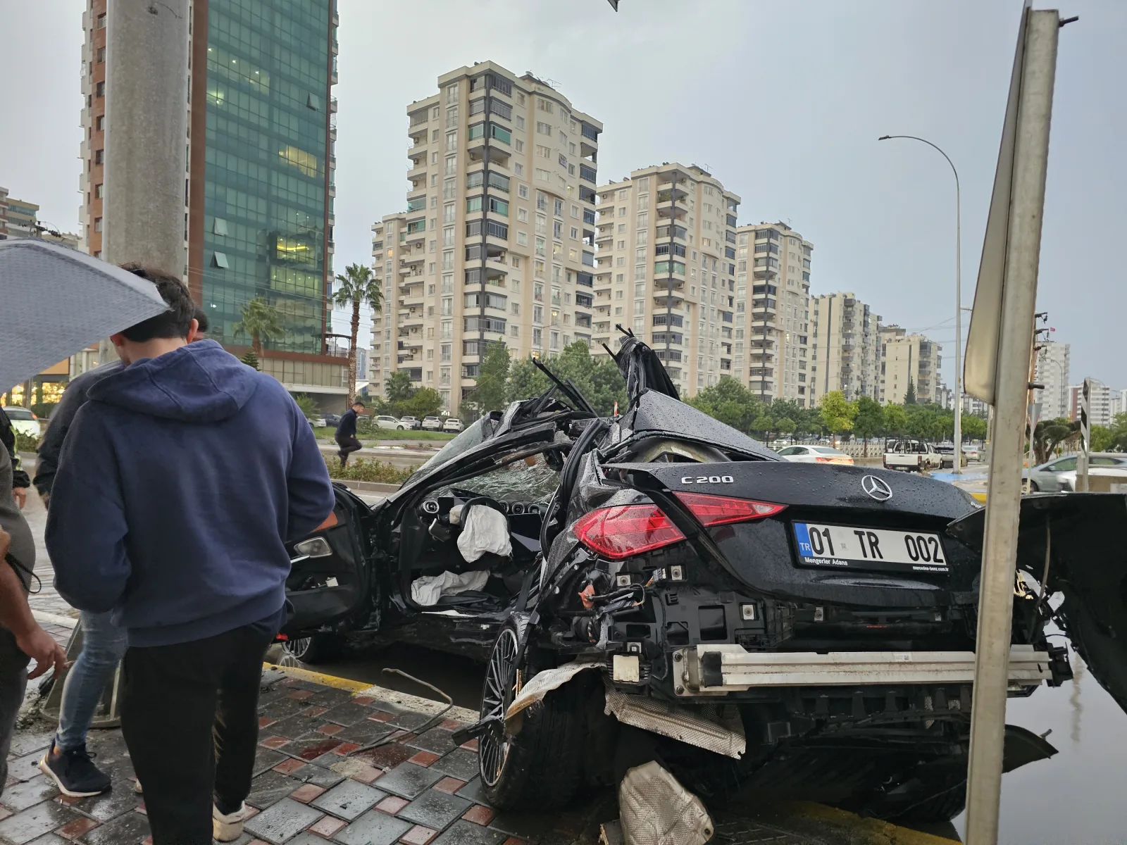 Otomobilin direğe çarptığı, sürücünün öldüğü kaza kamerada