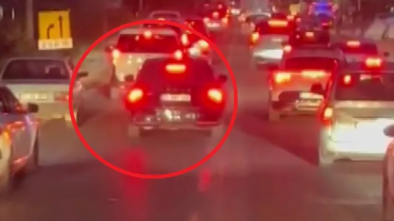 Otomobilin, ihbara giden itfaiye aracının önünde ilerlediği anlar kamerada