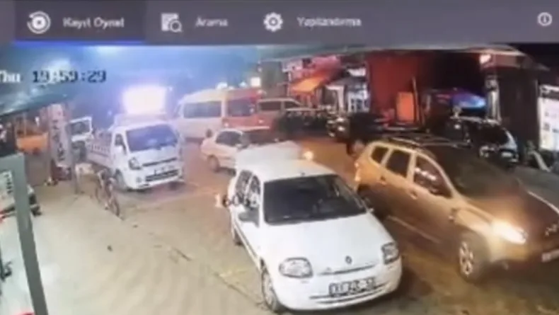 Otomobilin markete girdiği kaza kamerada