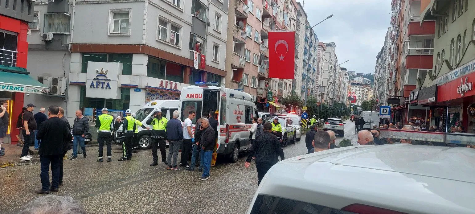 Otomobilin marketin önündeki yayaların arasına daldığı kaza kamerada: 3 yaralı