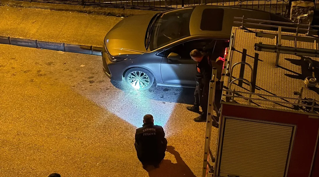 Otomobilin motor kısmına sıkışan yavru kedi kurtarıldı