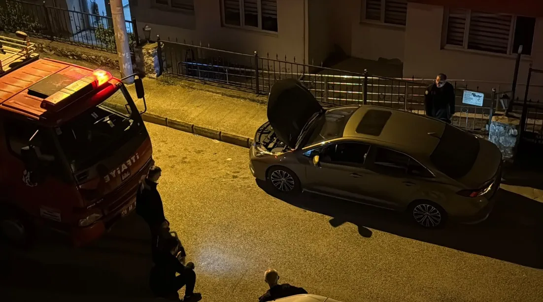 Otomobilin motor kısmına sıkışan yavru kedi kurtarıldı