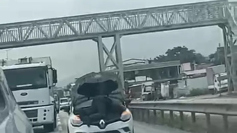 Otomobilin motorunun üzerinde seyahat etti; o anlar kamerada
