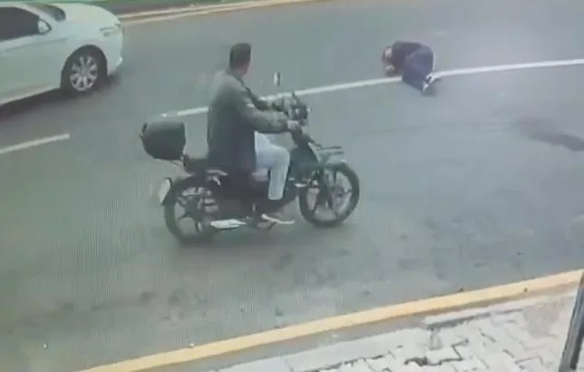 Otomobilin öğrenciye çarptığı kaza kamerada
