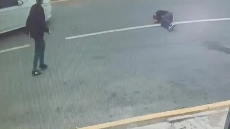 Otomobilin öğrenciye çarptığı kaza kamerada