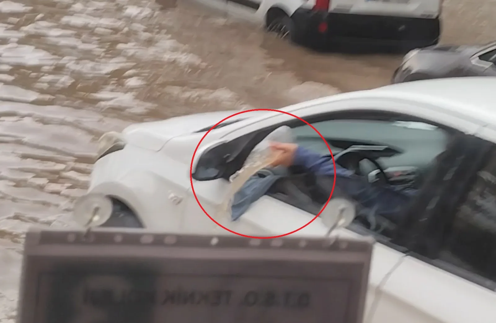 Otomobiline dolan suyu bardakla tahliye etmeye çalıştı