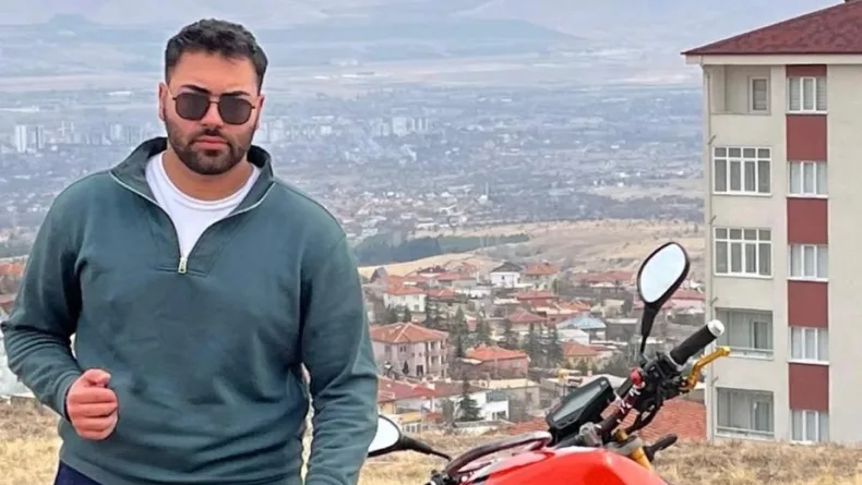 Otomobille çarpışan motosikletin sürücüsü kurtarılamadı