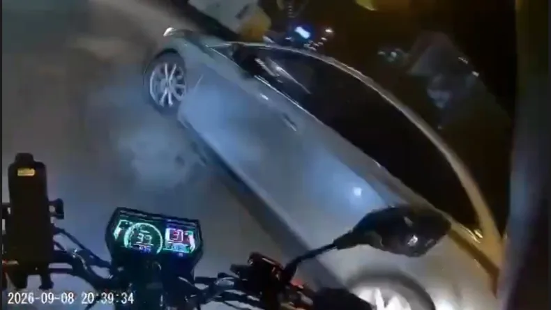 Otomobille çarpışan motosikletin sürücüsü yaralandı; kaza kamerada