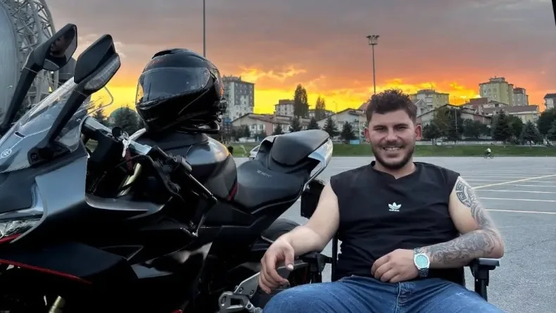 Otomobille çarpışan motosikletin yaralanan sürücüsü kurtarılamadı