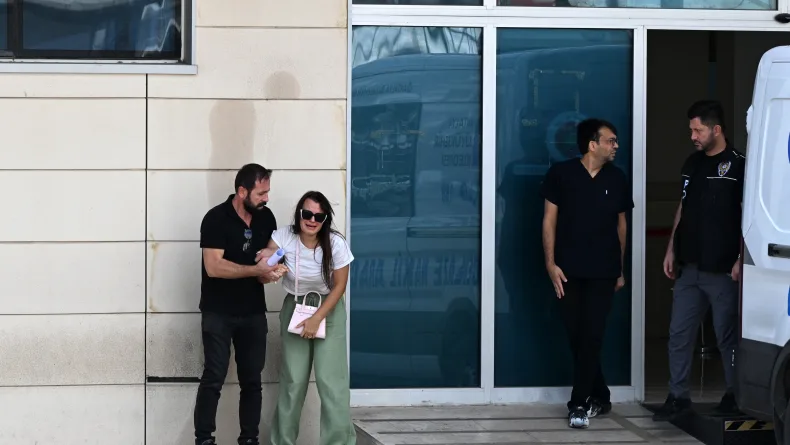 Otomobille çarpışan TIR durağa devrildi: 2 ölü (2)