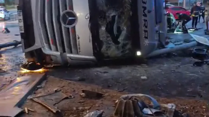Otomobille çarpışan TIR durağa devrildi: 2 ölü
