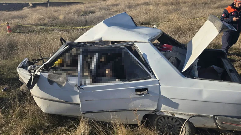 Otomobiller kafa kafaya çarpıştı: 4 ölü, 4 yaralı (2)