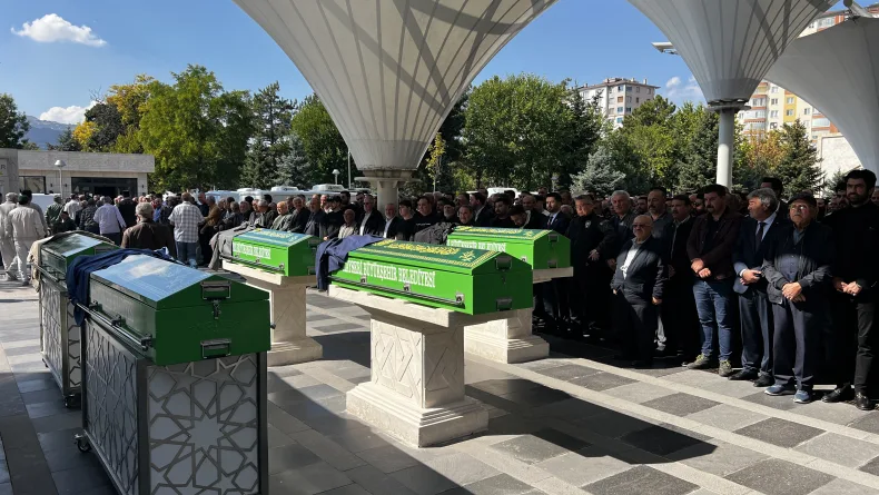 Otomobillerin çarpıştığı kazada ölen 3 kişi toprağa verildi