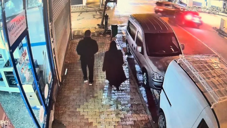 Otomobillerin vitrin camına çarpma anı güvenlik kamerasına yansıdı