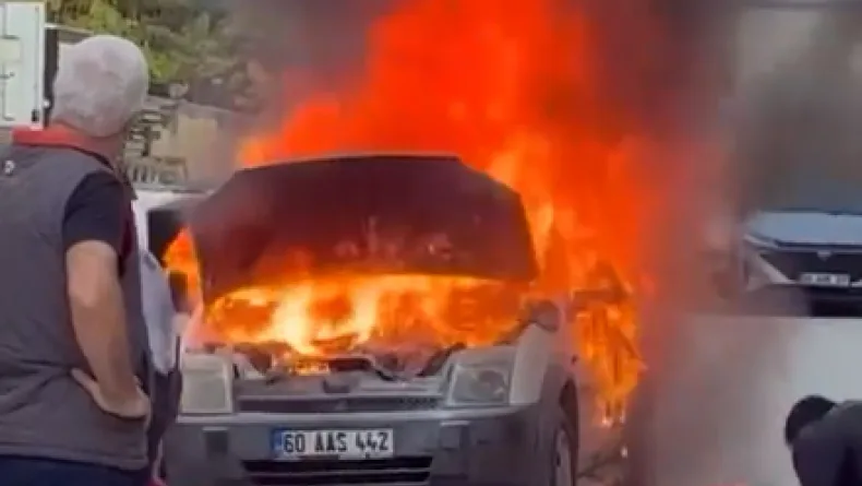 Otoparkta park halindeki otomobil yandı