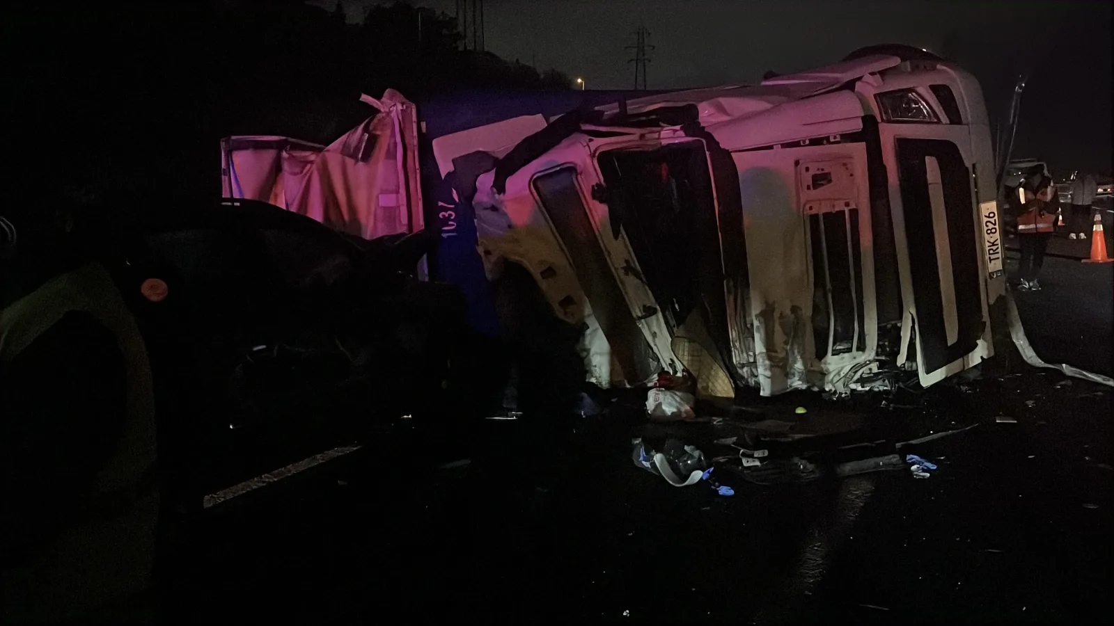 Otoyolda karşı şeride geçen TIR otomobile çarptı 1 ölü 2 yaralı
