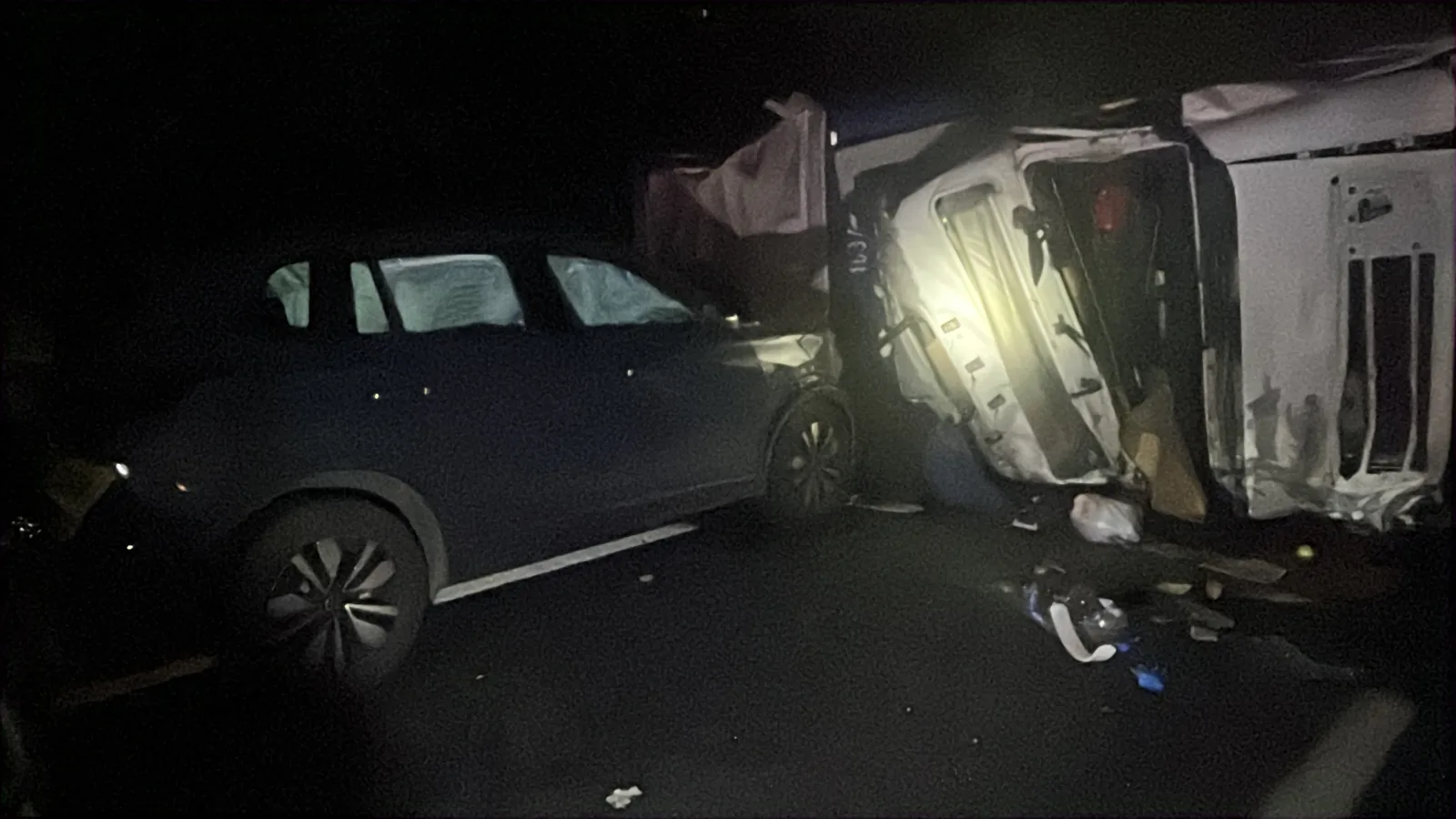 Otoyolda karşı şeride geçen TIR otomobile çarptı 1 ölü 2 yaralı
