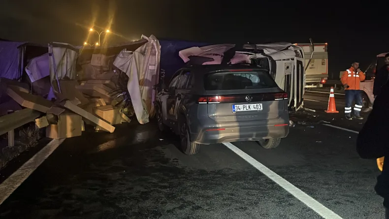 Otoyolda karşı şeride geçen TIR otomobile çarptı 1 ölü 2 yaralı