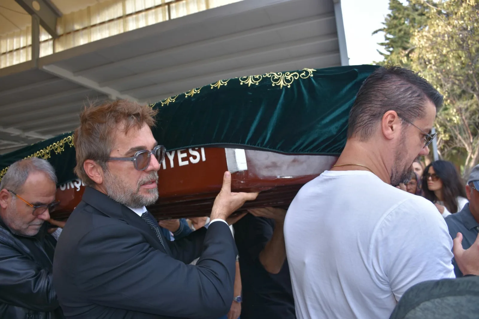 Oyuncu Engin Altan Düzyatan'ın babası son yolculuğuna uğurladı