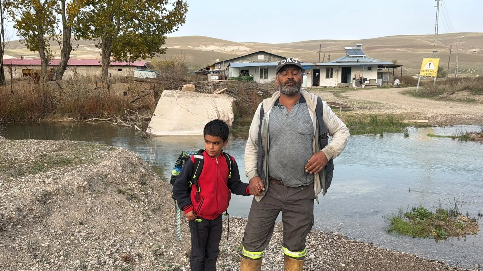 Özel gereksinimli oğlunu her gün sırtında taşıyıp ırmaktan geçiriyor