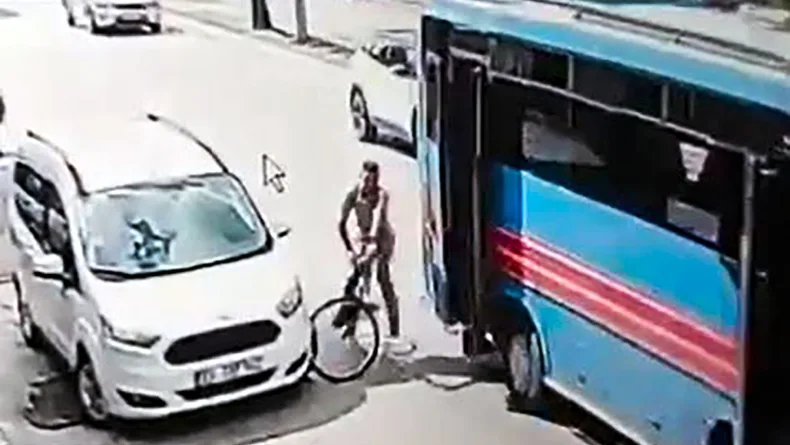Özel halk otobüsünün açık olan kapısı bisikletliye çarptı; kaza kamerada