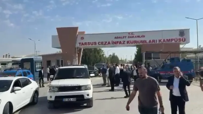 Özgür Özel, tutuklanan Vahap Seçer’i cezaevinde ziyaret etti