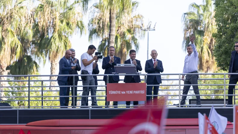 Özgür Özel, Vahap Seçer’i cezaevinde ziyaret etti (3)