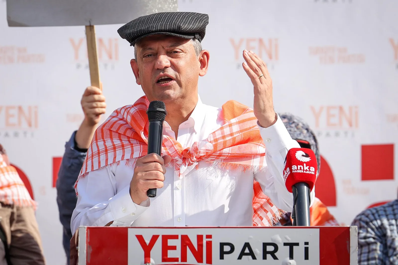 Özgür Özel: Yeni Parti karanlığa inat yakılmış bir mumdur (2)