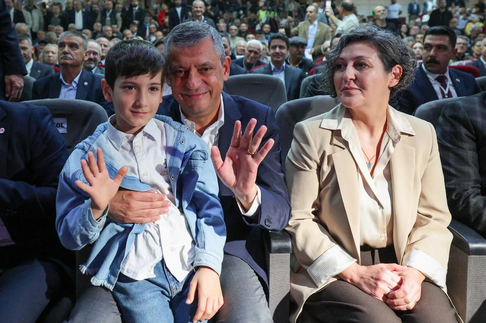 Özgür Özel: Yeni Parti karanlığa inat yakılmış bir mumdur
