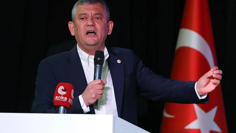 Özgür Özel: Yeni Parti karanlığa inat yakılmış bir mumdur