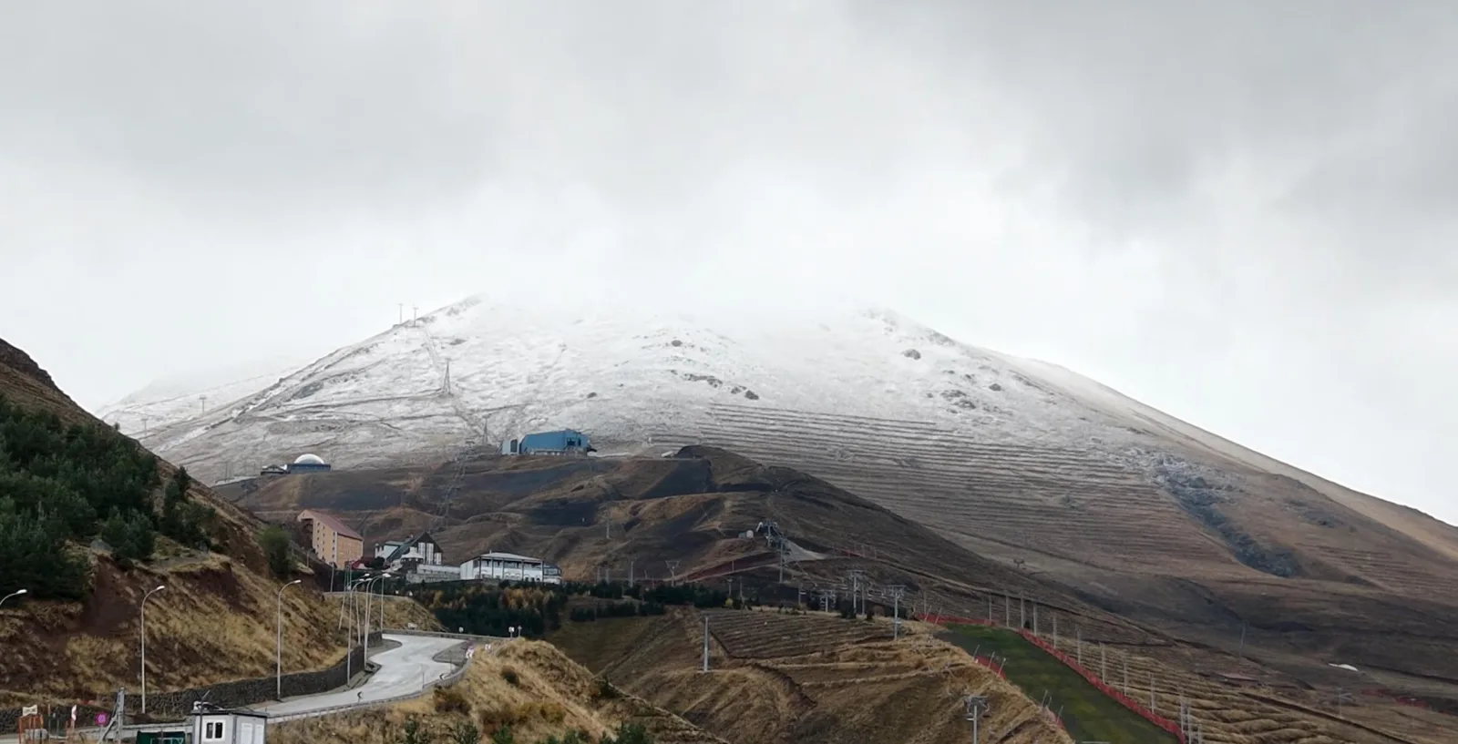 Palandöken Dağı’nın zirvesi karla kaplandı