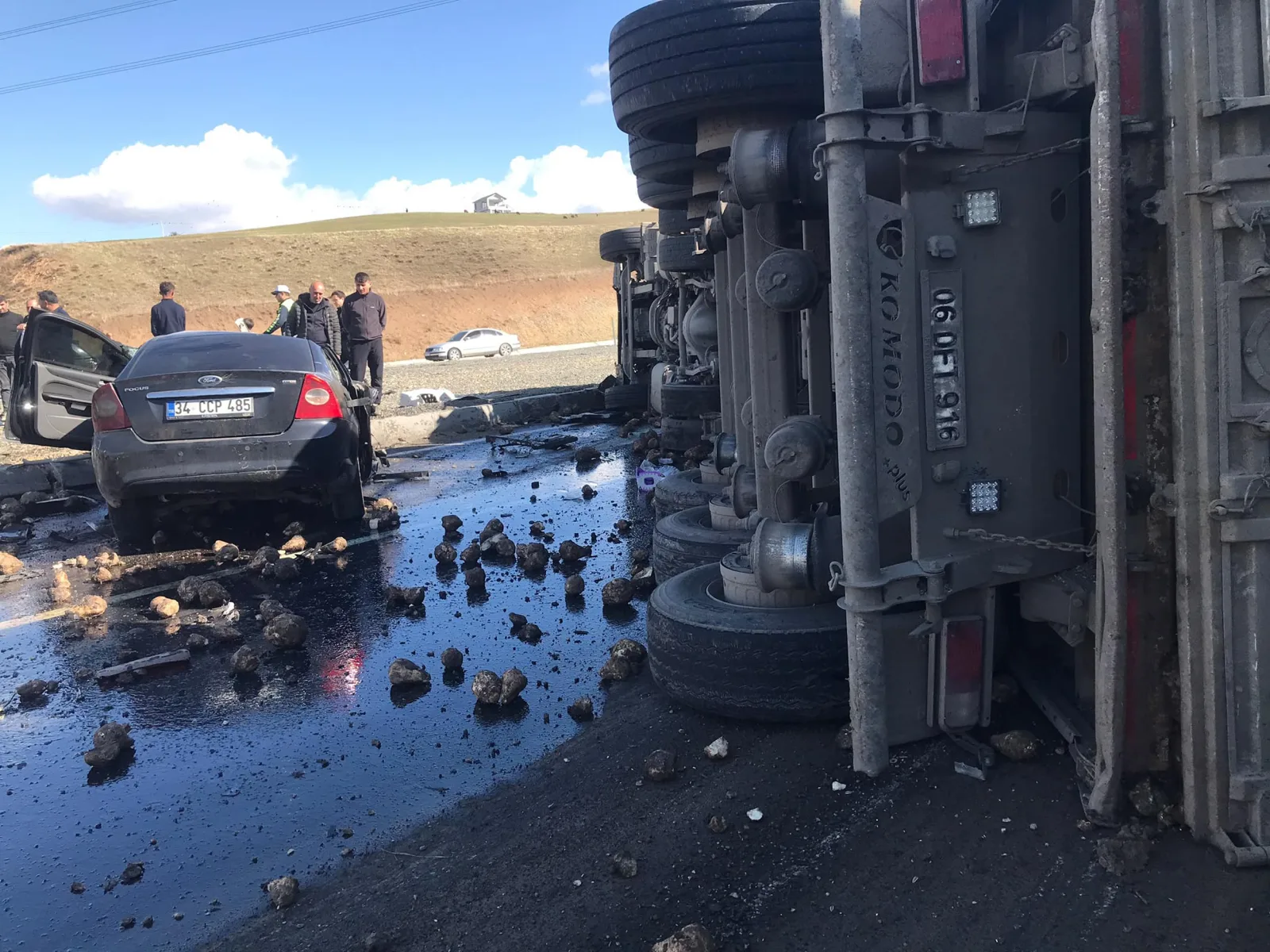 Pancar yüklü TIR ile otomobil çarpıştı: 4 ölü, 1 yaralı
