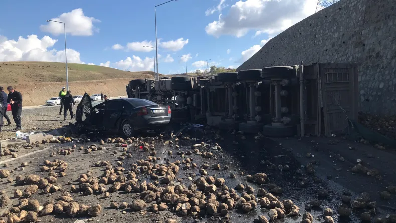 Pancar yüklü TIR ile otomobil çarpıştı: 4 ölü, 1 yaralı