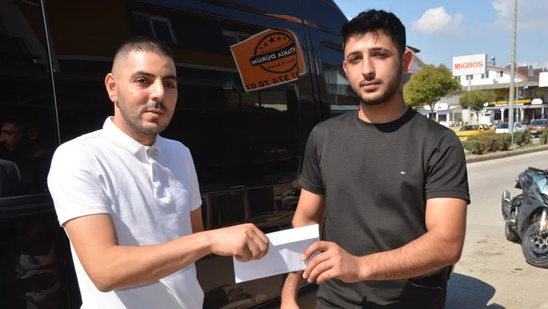 Parasını düşüren motosikletliye sanal medyadan ulaşıp teslim etti