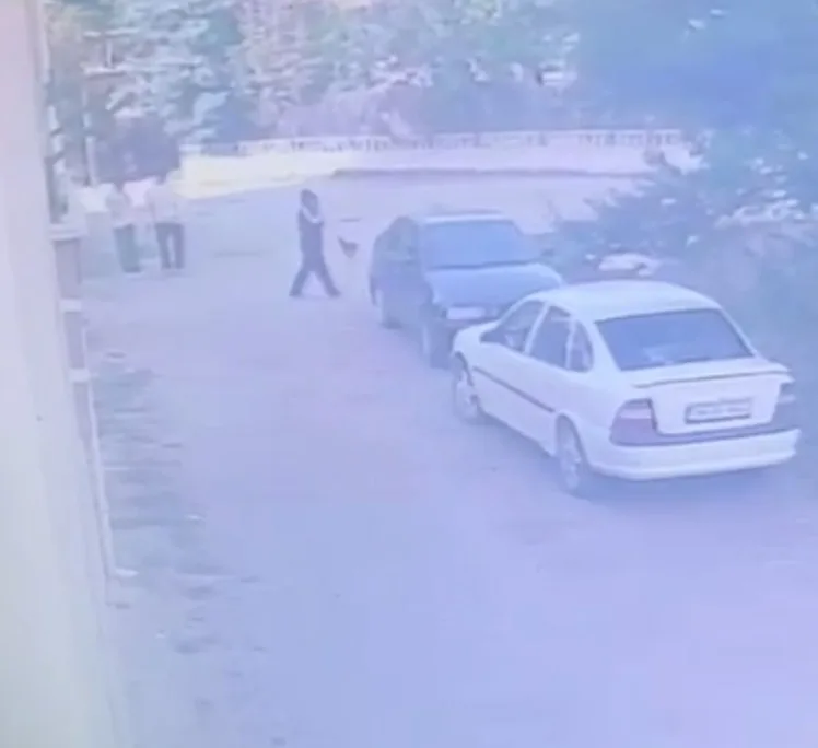 Park halindeki otomobilden saat çaldı; hırsızlık anı kamerada
