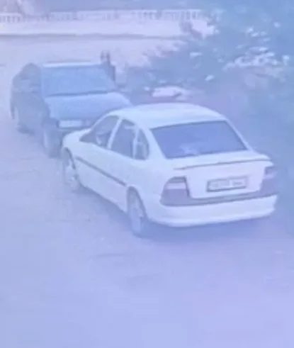Park halindeki otomobilden saat çaldı; hırsızlık anı kamerada