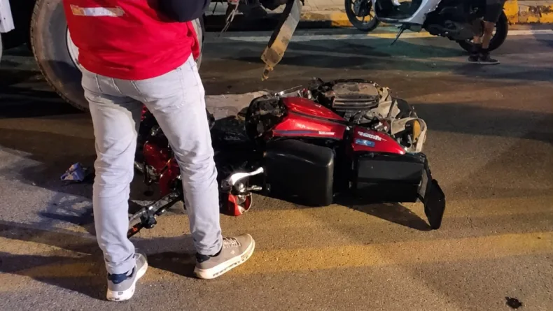 Park halindeki TIR'a çarpan motosikletin sürücüsü ağır yaralandı