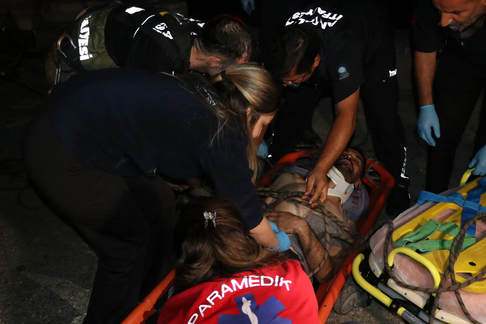 Parktaki köprüden düştü; itfaiye 2 saatlik çalışmayla kurtardı