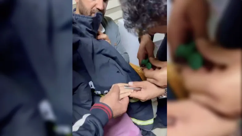 Parmağını boruya sıkıştıran çocuğu itfaiye kurtardı​