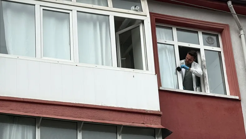 Pencereden düşüp ağır yaralandı