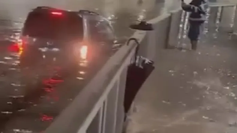 Pendik'te alt geçidi su bastı -1