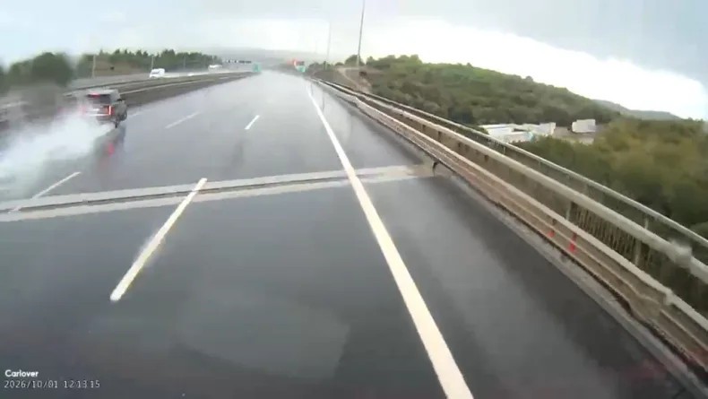 Pendik’te cipin bariyerlere çarptığı kaza kamerada