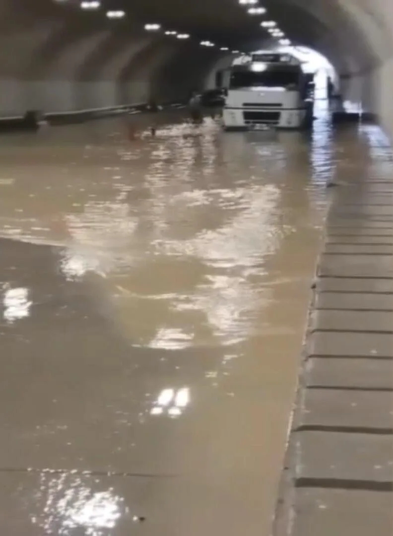 Pendik'te sağanağın ardından tüneli su bastı